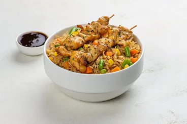 أرز مقلي مع سيخ الدجاج